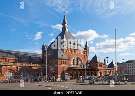 Copenaghen, Danimarca - giugno 28 2019: La stazione centrale di Copenaghen (danese: Københavns Hovedbanegård) è la stazione ferroviaria principale della capitale. Foto Stock