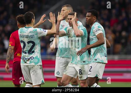 Milano, Italia. 05th Mar, 2023. Italia, Milano, 5 2023 marzo: Henrikh Mkhitaryan (fc Inter midfielder) segna e celebra il 1-0° gol a 29' durante la partita di calcio FC INTER vs LECCE, Serie A 2022-2023 day25 allo stadio di San Siro (Foto di Fabrizio Andrea Bertani/Pacific Press) Credit: Pacific Press Media Production Corp./Alamy Live News Foto Stock