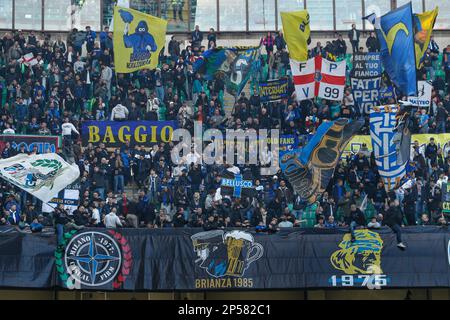 Milano, Italia. 05th Mar, 2023. Italia, Milano, marzo 5 2023: Tifosi del FC Inter ondano le bandiere e gli striscioni negli stand durante la partita di calcio FC INTER vs LECCE, Serie A 2022-2023 day25 allo stadio di San Siro (Foto di Fabrizio Andrea Bertani/Pacific Press) Credit: Pacific Press Media Production Corp./Alamy Live News Foto Stock