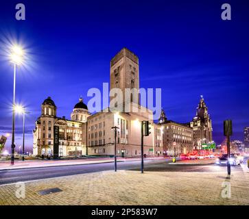 Vista laterale del Georges Dockway e del Port of Liverpool Building dall'altra parte della strada nel Regno Unito Foto Stock