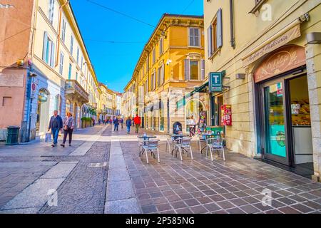 MONZA, ITALIA - 11 APRILE 2022: Via Italia una delle strade pedonali centrali della città medievale di Monza, il 11 aprile a Monza, Italia Foto Stock