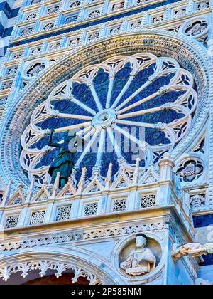 Il grande rosone sulla facciata del Duomo di Monza, Italia Foto Stock