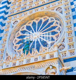 Grande finestra in pizzo con ornamento intagliato sulla facciata in marmo del Duomo di Monza Foto Stock