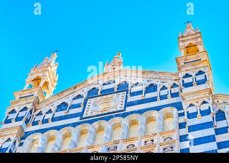 Facciata in marmo a righe e intagliato della Cattedrale di Monza Foto Stock