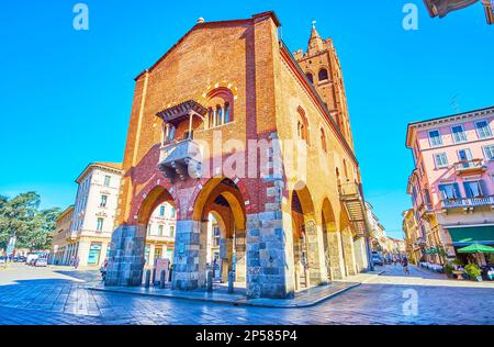 MONZA, ITALIA - 11 APRILE 2022: La parete laterale con portici di Palazzo dell'Arengario, antico municipio, il 11 aprile a Monza, Italia Foto Stock