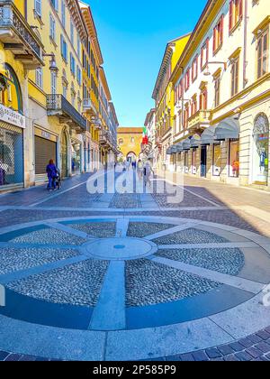 MONZA, ITALIA - 11 APRILE 2022: Il suggestivo marciapiede sulla strada pedonale Via Vittorio Emanuele II, il 11 aprile a Monza, Italia Foto Stock