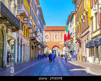 MONZA, ITALIA - 11 APRILE 2022: Affollata via Vittorio Emanuele II con le facciate di Palazzo dell'Arengario sullo sfondo, il 11 aprile a Monza, Ita Foto Stock