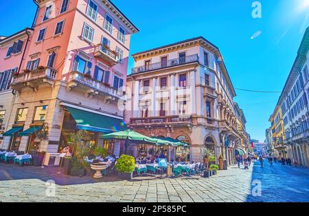 MONZA, ITALIA - 11 APRILE 2022: Via Vittorio Emanuele II, la stretta centrale con edifici storici, il 11 aprile a Monza, Italia Foto Stock