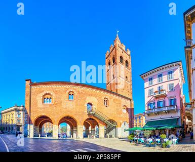 MONZA, ITALIA - 11 APRILE 2022: Palazzo medievale dell'Arengario, l'ex municipio, situato in Piazza Roma, il 11 aprile a Monza, Italia Foto Stock