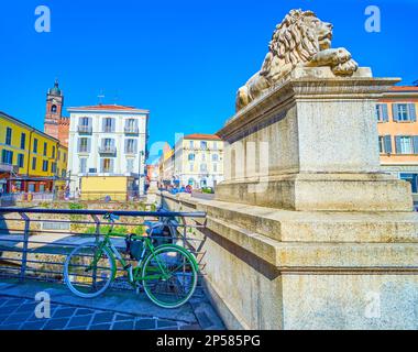 MONZA, ITALIA - 11 APRILE 2022: Ponte storico dei Leoni nel centro della città di Monza, il 11 aprile a Monza Foto Stock