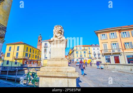 MONZA ITALIA - 11 APRILE 2022: Ponte dei Leoni (Ponte dei Leoni) ponte con sculture in pietra di leoni, il 11 aprile a Milano Foto Stock