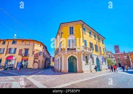 MONZA, ITALIA - 11 APRILE 2022: Colorate residenze storiche di città medievale, il 11 aprile a Monza, Italia Foto Stock