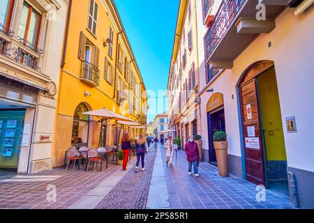 MONZA, ITALIA - 11 APRILE 2022: Via Carlo Alberto, una delle vie pedonali centrali del centro storico, il 11 aprile a Monza, Italia Foto Stock