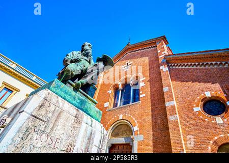 Il monumento in bronzo a Mose Bianchi sulla facciata della Chiesa di San Pietro Martire a Monza Foto Stock