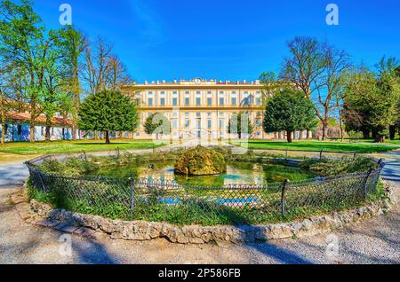 La piccola fontana dei Giardini privati del Re, il parco ornamentale del complesso di Villa reale di Monza Foto Stock