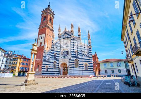 Cattedrale di Monza con splendida facciata in marmo e alto campanile con orologio, Italia Foto Stock