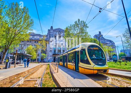 MILANO, ITALIA - 11 APRILE 2022: Il tram moderno milanese si trova sul binario della Stazione Centrale, il 11 aprile a Milano Foto Stock