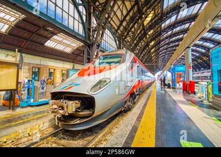 MILANO, ITALIA - 11 APRILE 2022: Il moderno treno interurbano veloce di Trenitalia si trova alla piattaforma della stazione ferroviaria di Milano Centrale, il 11 aprile a Milano Foto Stock