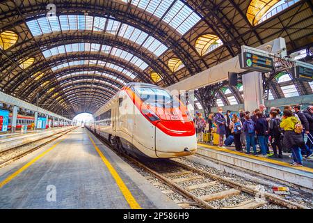 MILANO, ITALIA - 11 APRILE 2022: Treno Intercity veloce delle Ferrovie Svizzere sulla piattaforma della stazione di Milano Centrale, il 11 aprile a Milano Foto Stock