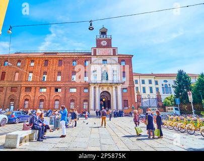 MILANO, ITALIA - 11 APRILE 2022: L'affollata Piazza Sant'Ambrogio con la costruzione dell'Università Cattolica del Sacro cuore, il 11 aprile a Milano Foto Stock