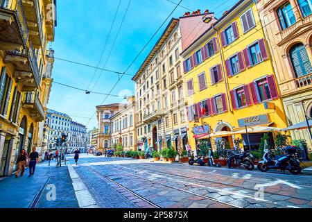 MILANO, ITALIA - 11 APRILE 2022: Corso Magenta, una delle vie principali del quartiere storico, il 11 aprile a Milano Foto Stock