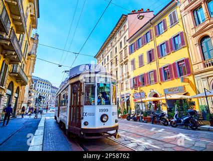 MILANO, ITALIA - 11 APRILE 2022: Tram in stile retrò in via corso Magenta nel quartiere centrale, il 11 aprile a Milano Foto Stock