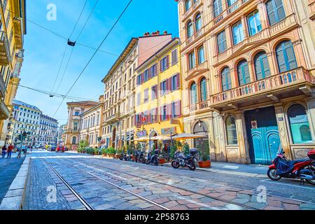 MILANO, ITALIA - 11 APRILE 2022: Corso Magenta è una delle strade principali del quartiere centrale con palazzi storici lungo di esso, il 11 aprile a Milano, Ita Foto Stock