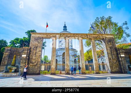 MILANO, ITALIA - 11 APRILE 2022: Il colonnato del Tempio della Vittoria sullo sfondo, il 11 aprile a Milano Foto Stock