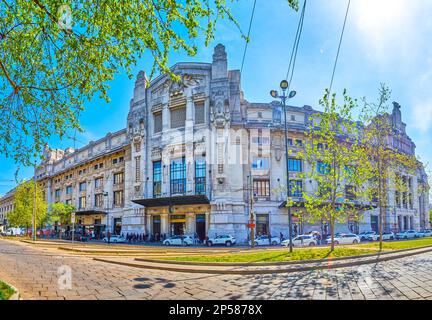 MILANO, ITALIA - 11 APRILE 2022: Panorama della facciata laterale della stazione ferroviaria di Milano Centrale di fronte a Piazza quattro Novembre, il 11 aprile a Milano, Italia Foto Stock