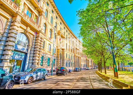 MILANO, ITALIA - 11 APRILE 2022: Splendidi edifici in via Furo Bounaparte, il 11 aprile a Milano Foto Stock