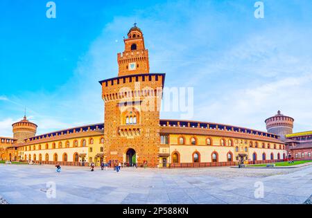 MILANO, ITALIA - 11 APRILE 2022: Panorama di Piazza d'armi con Torre del Filarete del Castello Sforzesco, il 11 aprile a Milano Foto Stock