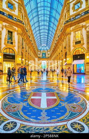 MILANO, ITALIA - 11 APRILE 2022: Il pavimento a mosaico della sala centrale della Galleria Vittorio Emanuele II , il 11 aprile a Milano Foto Stock