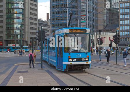 Oslo, Norvegia - Giugno 26 2019: Tram della linea 12 che merita il centro della città. Foto Stock