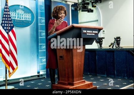 Washington, Stati Uniti. 06th Mar, 2023. Il Segretario alla Stampa della Casa Bianca, Karine Jean-Pierre, interviene in un briefing stampa nella Sala Stampa della Casa Bianca. Credit: SOPA Images Limited/Alamy Live News Foto Stock