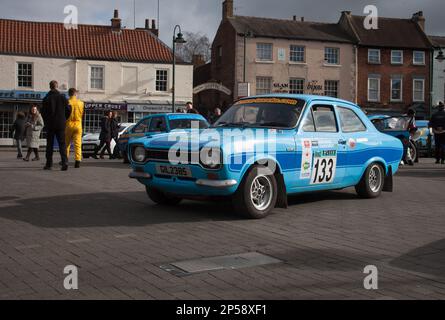 Concorrente Escort Mk 1 no 133 e altre vetture al Reed Group East Riding Stages Rally in partenza, mercato di Beverley’Saturday domenica 26 febbraio Foto Stock