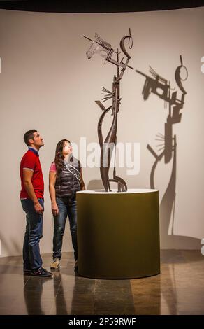 Visitatori che guardano la donna davanti allo specchio, una scultura di Julio González presso l'IVAM Institut Valencià d'Art Modern.Valencia, Spagna. Foto Stock