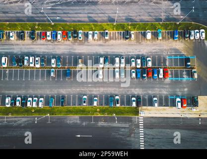 Vista dall'alto verso il basso in un parcheggio supermercato Foto Stock
