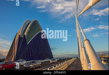 El Pont de l'Assut de l'o e l'Agora, nella Città delle Arti e delle Scienze. Valencia, Spagna. Foto Stock