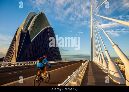 El Pont de l'Assut de l'o e l'Agora, nella Città delle Arti e delle Scienze. Valencia, Spagna. Foto Stock