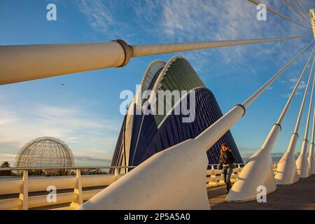 El Pont de l'Assut de l'o e l'Agora, nella Città delle Arti e delle Scienze. Valencia, Spagna. Foto Stock