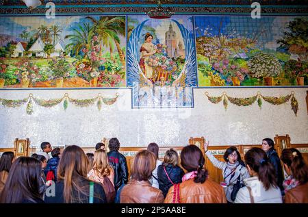 Stazione ferroviaria nord. E 'stato costruito, in stile art nouveau, tra il 1909 e il 1917. Pannelli di azulejos (piastrelle smaltate), Valencia, Spagna. Foto Stock