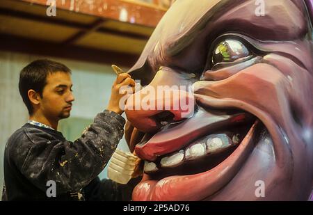 L'uomo facendo una falla nella bottega di Manolo Martin,Ciudad del artista fallero (città Fallero artista),Valencia,Spagna Foto Stock