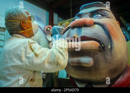 L'uomo facendo una falla nella bottega di Manolo Martin,Ciudad del artista fallero (città Fallero artista),Valencia,Spagna Foto Stock