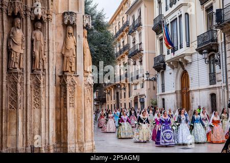 Sfilata di fiori, gente con tributi floreali a `Virgen de los desamparados´, festival Fallas, strada carrer del Micalet, Valencia Foto Stock