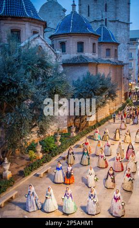 Sfilata di fiori, gente con tributi floreali a `Virgen de los desamparados´, festival Fallas, strada carrer del Micalet, Valencia Foto Stock