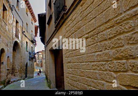 Provincia di Zaragoza, Aragona, Spagna: Uncastillo. Mediavilla Street. Cinco Villas. Foto Stock