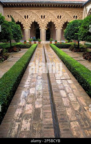 Saragozza, Aragona, Spagna: cortile di Santa Isabel.Aljafería Palace. Foto Stock