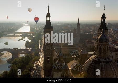 Saragozza, Aragona, Spagna: Basilica di Nuestra Señora del Pilar con la torre campanaria di 'La Seo' Foto Stock