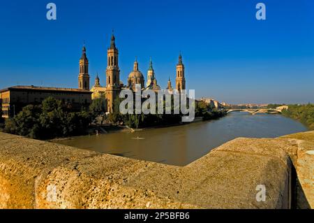 Saragozza, Aragona, Spagna: Basilica di Nuestra Señora del Pilar, come visto da di ponte 'de Piedra' Foto Stock