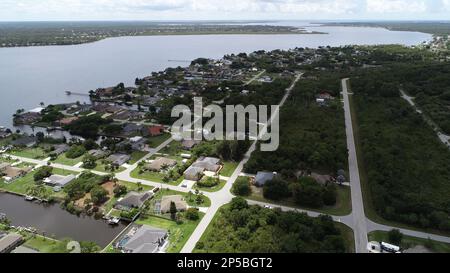 Vista aerea di Gulf Cove Florida e delle case sul lungomare del fiume Myakka. Foto Stock